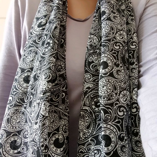 Summer scarf like new with black and white paisley pattern