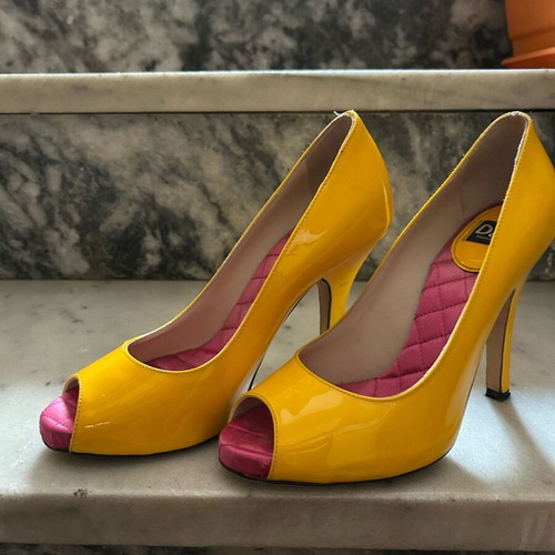 Dolce & Gabbana yellow pumps size 36.5 like new