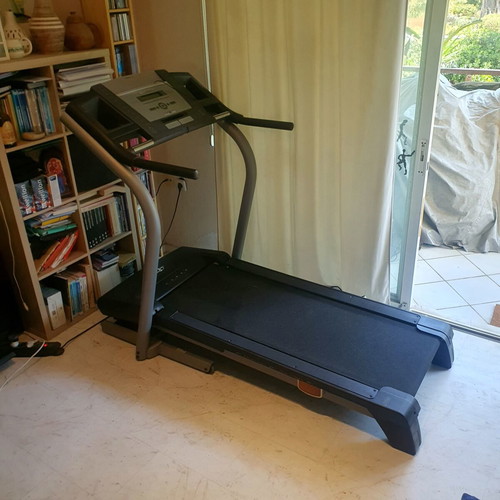 Nordic Track treadmill like new with adjustable speed and incline