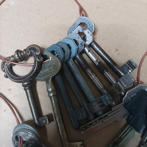 Keys used, pack of over 100 pieces