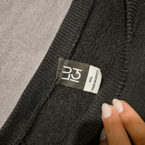 Luigi crop sweatshirt black, like new, size M/L