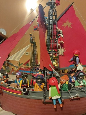 Playmobil 7518 Great Red Corsair Pirate Ship like new with 18 pirates and weapons