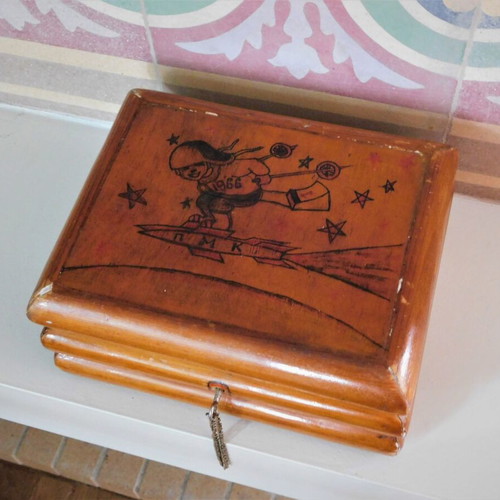 Box 1966 with ski pyrography used, handmade
