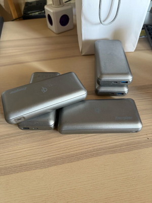 Energizer QE20009PQ Power Bank 20000mAh σαν καινούργιο, 4 τεμάχια με ασύρματη φόρτιση
