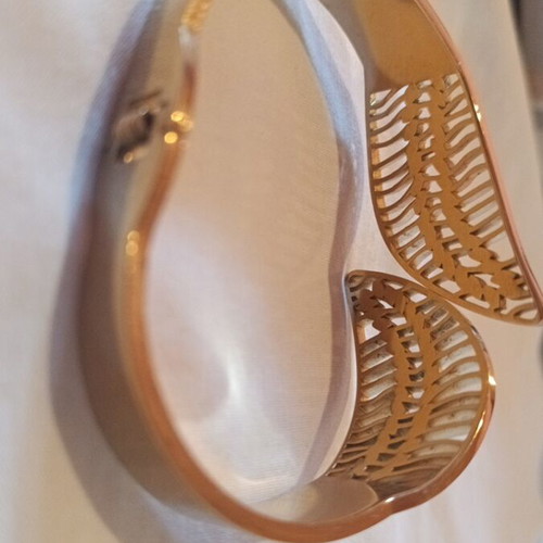 Gold bracelet like new, worn once, does not tarnish