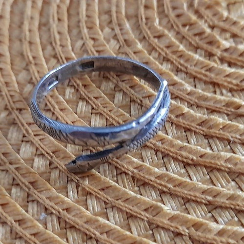 Silver 925 snake ring like new, size 9