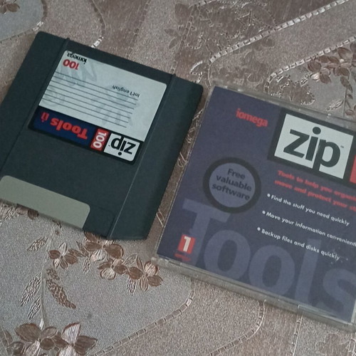 Iomega Zip Disk 100MB like new with original case