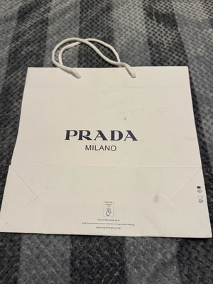 Prada Milano λευκή χάρτινη τσάντα μεταφοράς