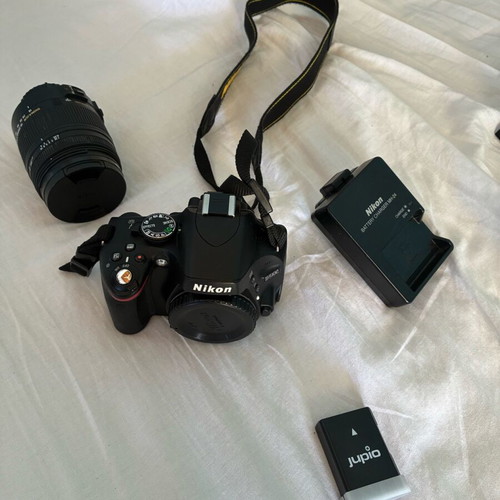 Nikon D5100 digital camera like new with accessories