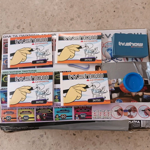 TV SHOW electronic board game like new with 4 wireless controllers