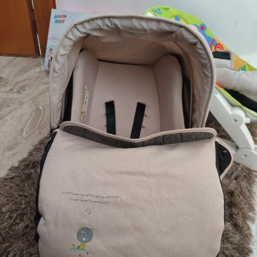 Kangaroo baby set like new with chair, relax and car seat