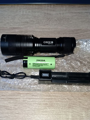 Manta Ray C8.2 XHP70.2 LED flashlight 3800lm new