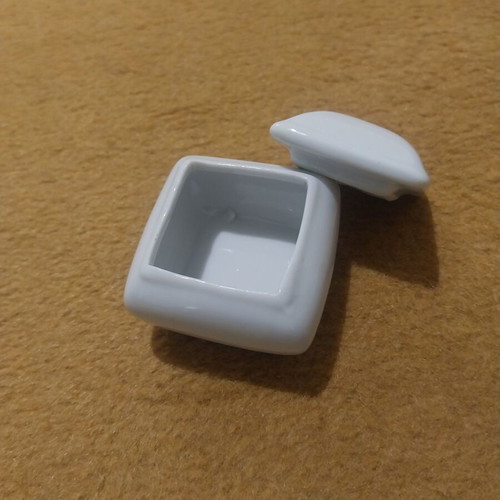 Five small decorative items used, porcelain and ceramic