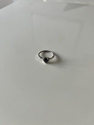 Ring with black heart stone, silver-tone, adjustable