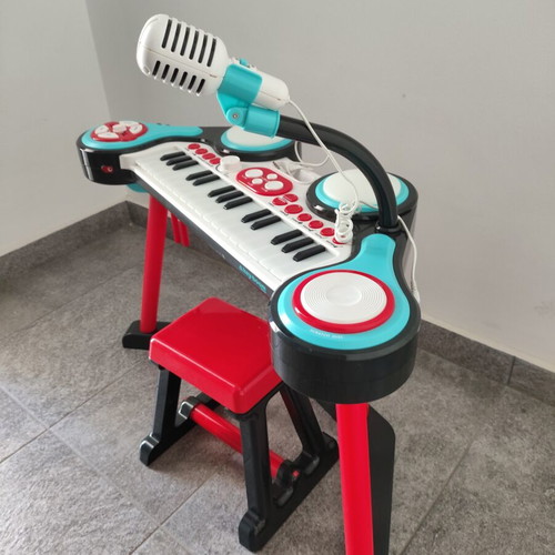ELC children's piano keyboard like new with microphone and stool