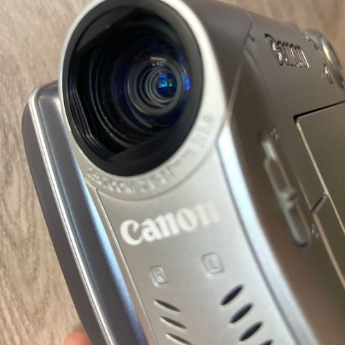 Canon DC100 MiniDVD Camcorder like new with remote and original accessories