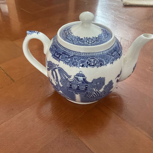 Blue Willow teapot from England like new