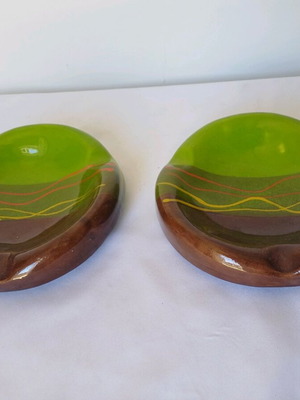 Set of 2 ceramic ashtrays like new, green and brown