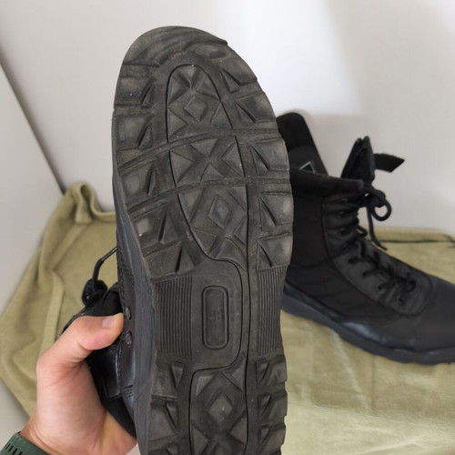Military boots like new, lightweight with side zipper