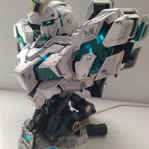 RX-0 Unicorn Gundam Bust 1/35 like new, assembled with LED lighting