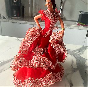 Κούκλα vintage ισπανική που χορεύει με πανέμορφο φόρεμα πάνω σε βάση