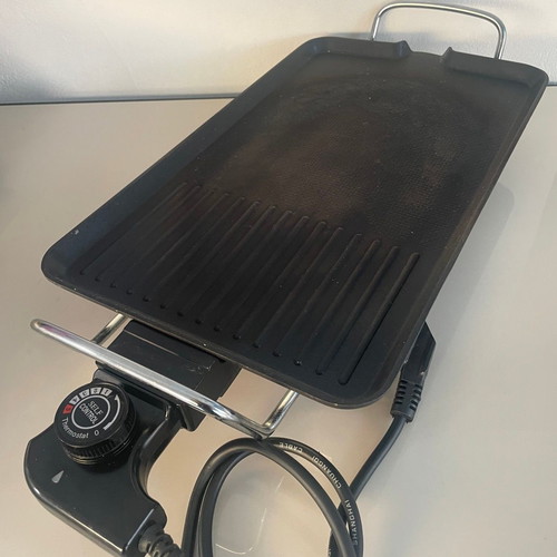 Electric grill used with discoloration on cooking plate