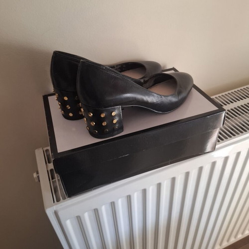 Nine West black leather pumps like new with gold studs, size 37.5