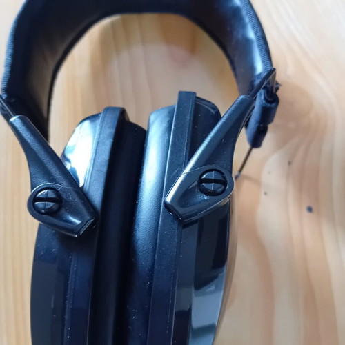 Noise-cancelling headphones like new, 2 pairs