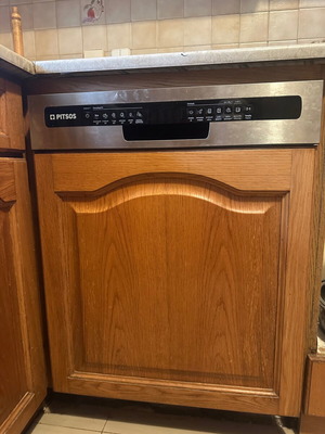 Pitsos built-in dishwasher with wooden kitchen front, model DIF61100