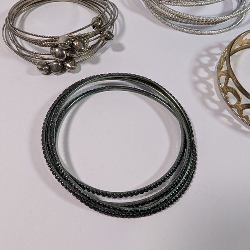 Set of 4 bracelets used