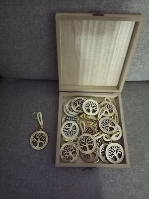 Keychains like new, wooden box with 20 wooden keychains