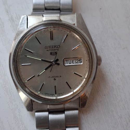 Seiko automatic wristwatch with original domed crystal, grey silver