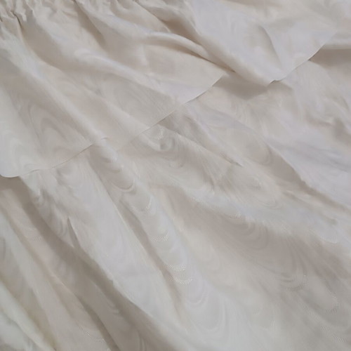 White curtain heavy quality 560 x 227 cm with pleats and embroidered design like new