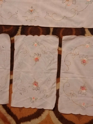 Set of 8 table linens like new