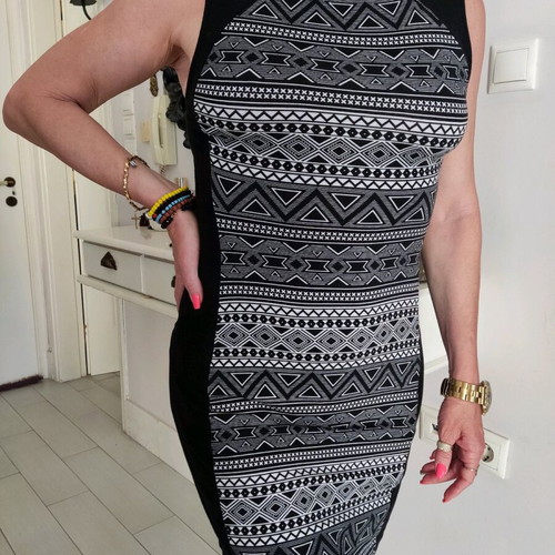 Printed black and white elastic dress No.S like new
