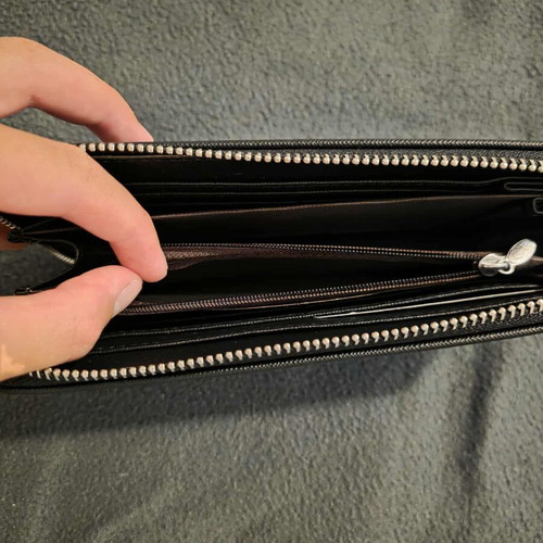 Prada wallet like new, black