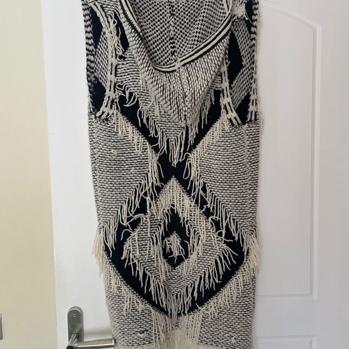 Sleeveless jacket with hood and fringes, like new