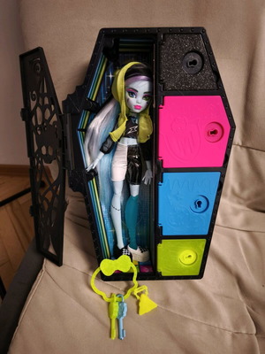 Monster High Doll Frankie Stein like new with accessories