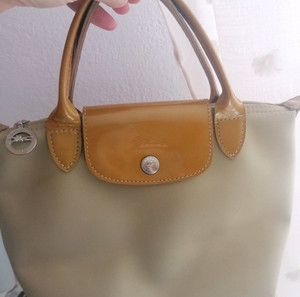 Αυθεντική Longchamp τσαντα χειρός σε εξαιρετική κατάσταση.Μπορεί να σταλεί στην διεύθυνση σας με έξοδα δικά σας.