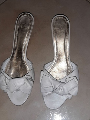 Πέδιλα Zara μεταχειρισμένα, λευκό δέρμα, ασημί λεπτομέρειες, νούμερο 40