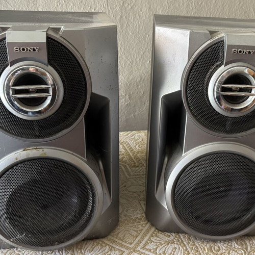 Sony SS-BX5 speakers used, 100+100 watt RMS