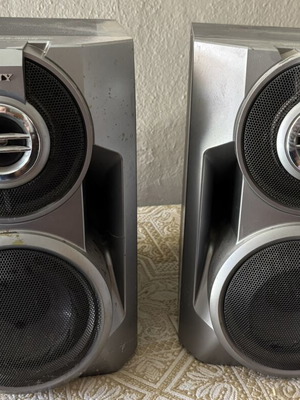 Sony SS-BX5 speakers used, 100+100 watt RMS