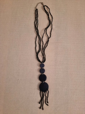 Necklace like new, black, barely used in very good condition