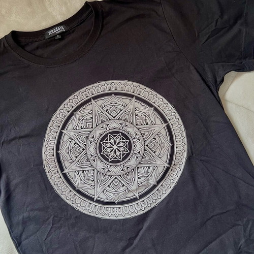 Mandala clothing black t shirt with print like new