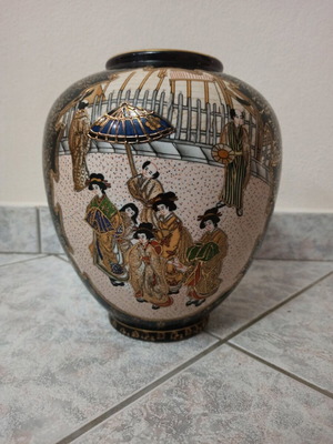 Asian vase Royal Satsuma hand painted with 24k gold, new