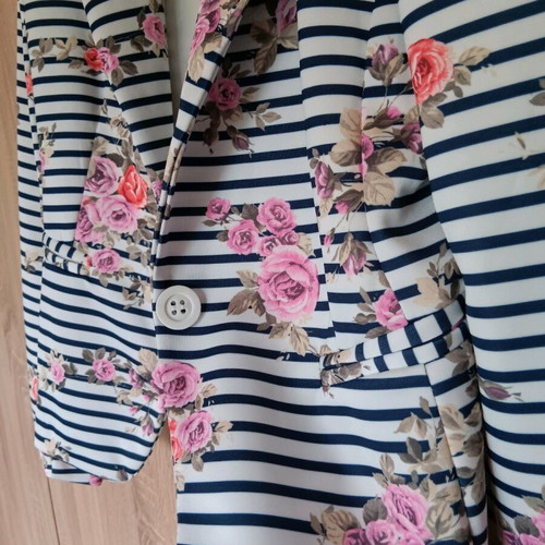 Women's blazer new, size large with slim fit for s-m