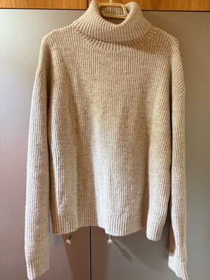 H&M Turtleneck Sweater Beige Like New