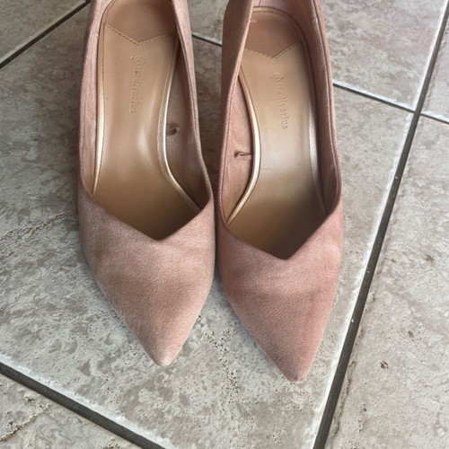 Nude pink pointed pumps with 8cm heel and special cut