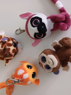 Ty plush toys like new, pack of 4 with 3 keychains