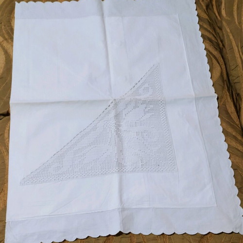 Set of 2 pillowcases like new with cutwork crochet embroidery and ruffles